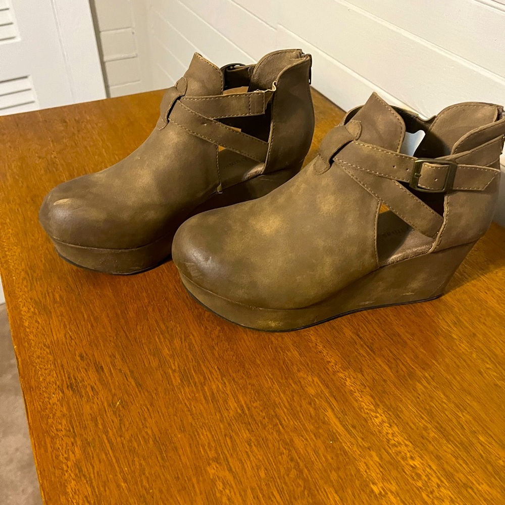 Pierre Dumas brown leather booties